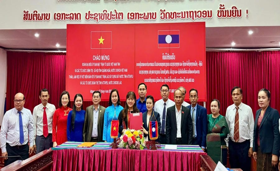 The Vietnam Fatherland Front Committee of Quang Ngai province and socio-political organizations of Quang Ngai province signed a memorandum of understanding with the Lao Front for National Construction Committee of Attapeu province and mass organizations of Attapeu province. Photo: Nhat Son