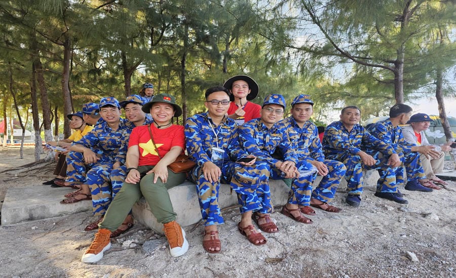 Overseas Vietnamese visit soldiers in Truong Sa. Photo: Thu Trang