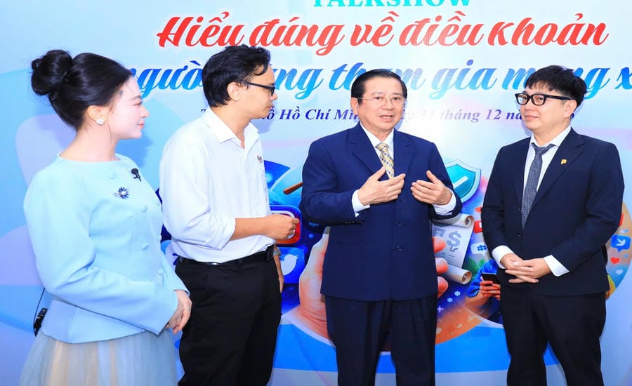 Lawyer Nguyen Van Hau (second from right) exchanges with delegates in a seminar. Photo: Character provided
