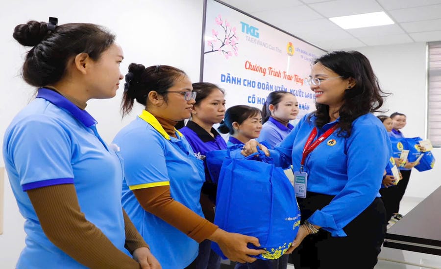 Chairman of Can Tho City Labor Federation Le Thi Suong Mai visits and presents gifts to union members and workers. Photo: Can Tho Trade Union