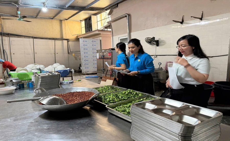 Tan Ky Commune Trade Union inspects food safety and hygiene assurance at the dining hall of Van Minh Tan Ky Garment Company. Photo: Ngoc Anh