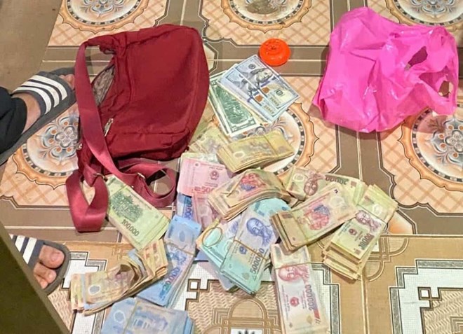 Lợi dụng chủ nhà đi vắng, trộm phá két sắt lấy vàng và tiền