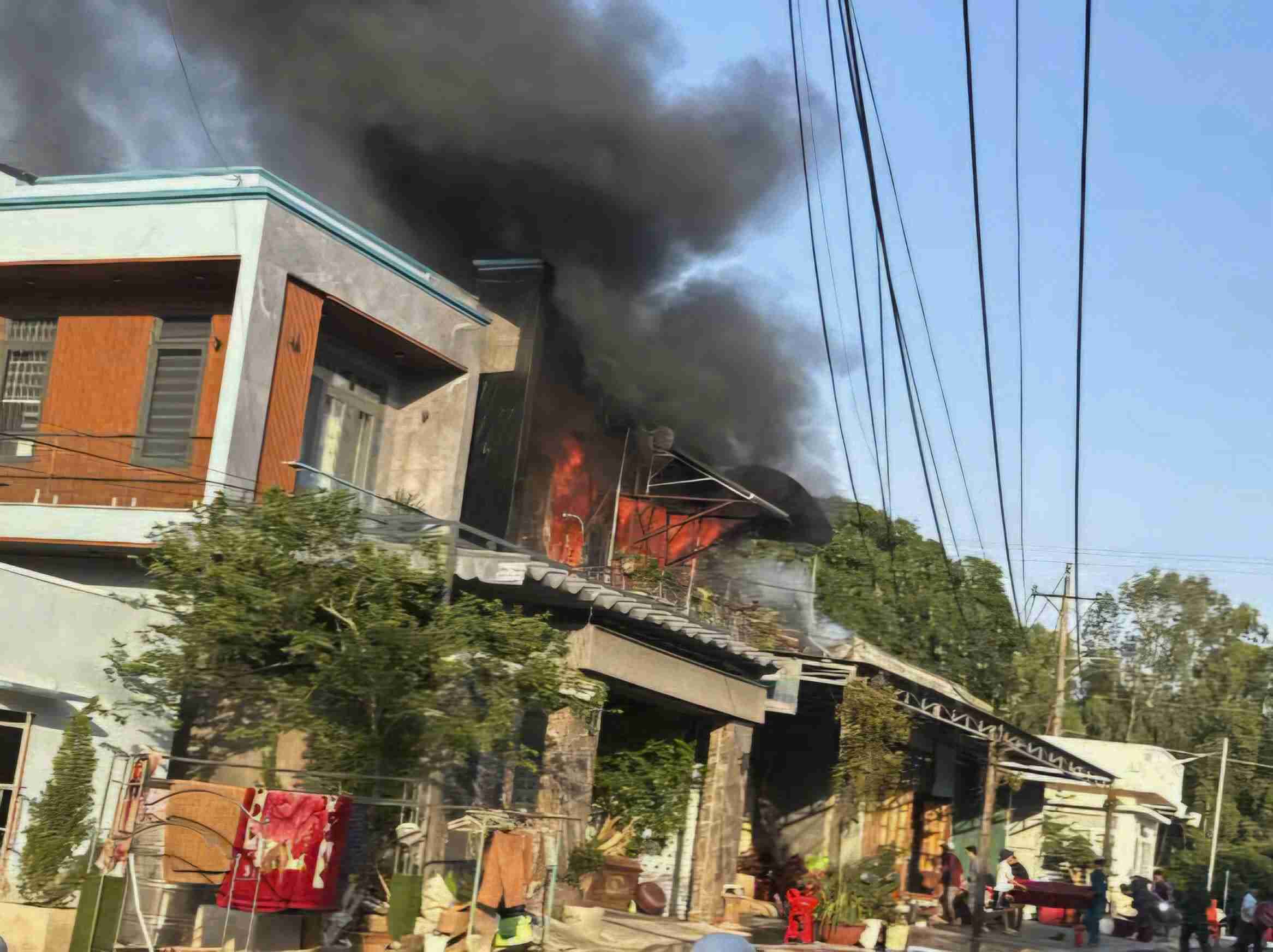 The fire broke out with black smoke covering the 2nd floor of the house. Photo: Phuc Khanh