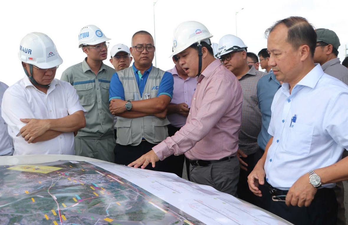 Le vice-président du Comité populaire de la ville de Đồng Nai, Hồ Văn Hà, et des représentants des unités ont examiné le schéma d'itinéraire des lignes de métro reliant l'aéroport de Long Thành. Photo: HAC