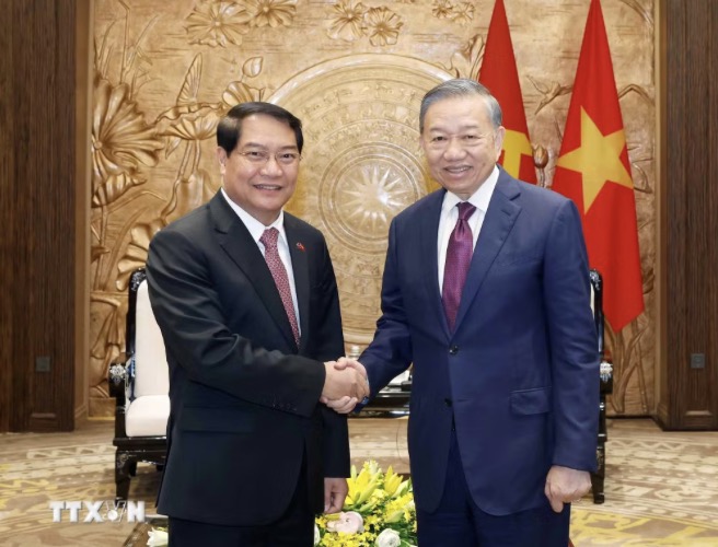 General Secretary and President To Lam requested that with the role and position of capitals of the two countries, Hanoi and Vientiane must take the lead and be role models in local cooperation; and make the cooperative relationship between the two sides deeper and more effective. Photo: VNA