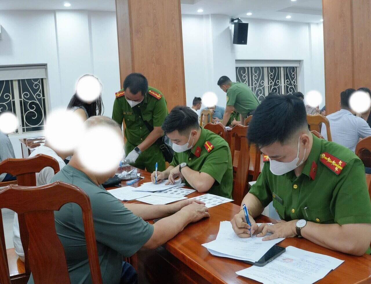 Lực lượng công an tận tình hỗ trợ và hướng dẫn các thủ tục pháp lý giúp công dân sớm ổn định tâm lý, tái hòa nhập cộng đồng. Ảnh: Công an