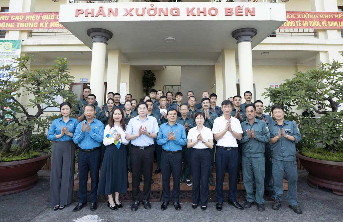 Lãnh đạo công ty thăm, biểu dương tổ lao động tiêu biểu suất sắc. Ảnh: Đoàn Hưng