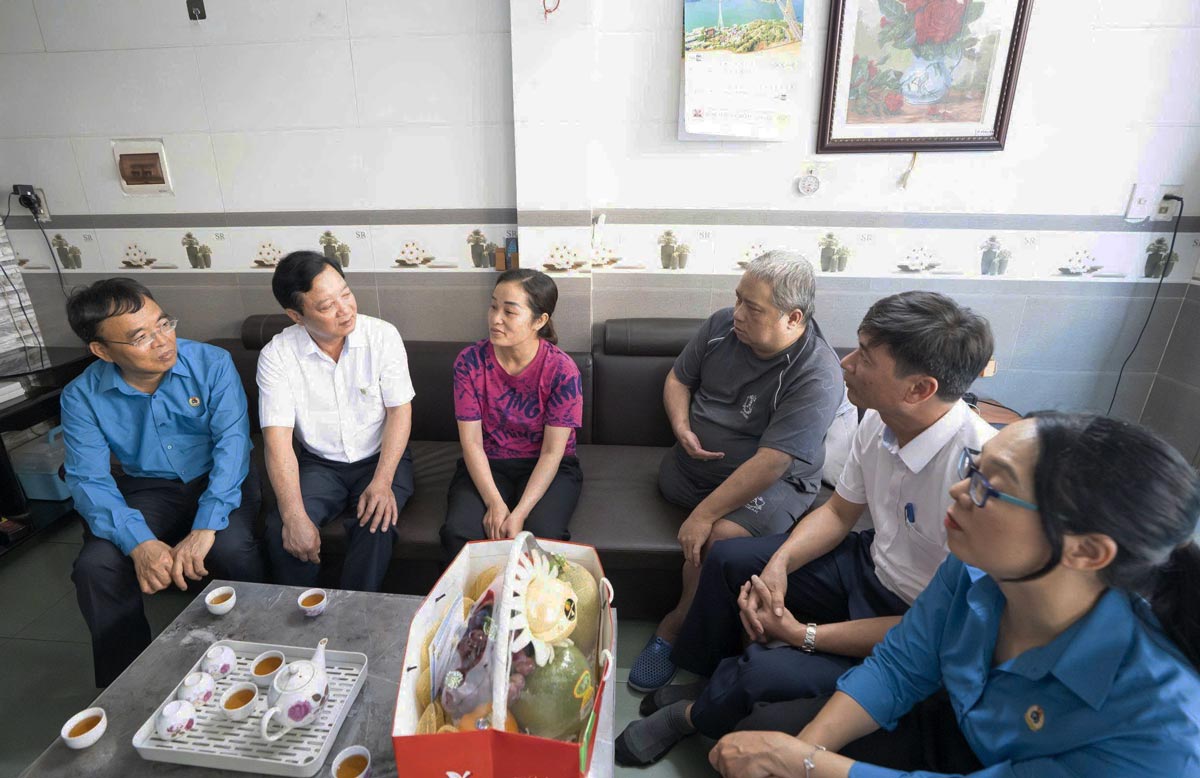 Leaders of Cua Ong Coal Selection Company - TKV visit families of workers and employees of the company. Photo: Doan Hung