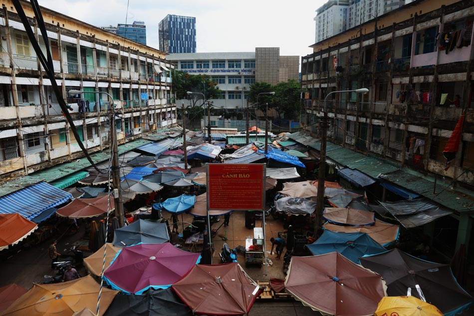 Vinh Hoi apartment building is one of the D-class apartment buildings, degraded, especially dangerous. Photo: Duong Anh