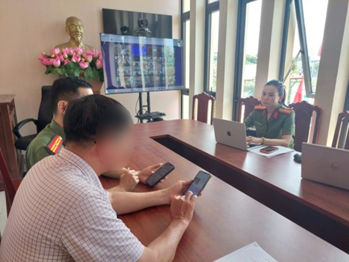 Ông Đ.D.H tại cơ quan công an. Ảnh: Công an Ninh Bình