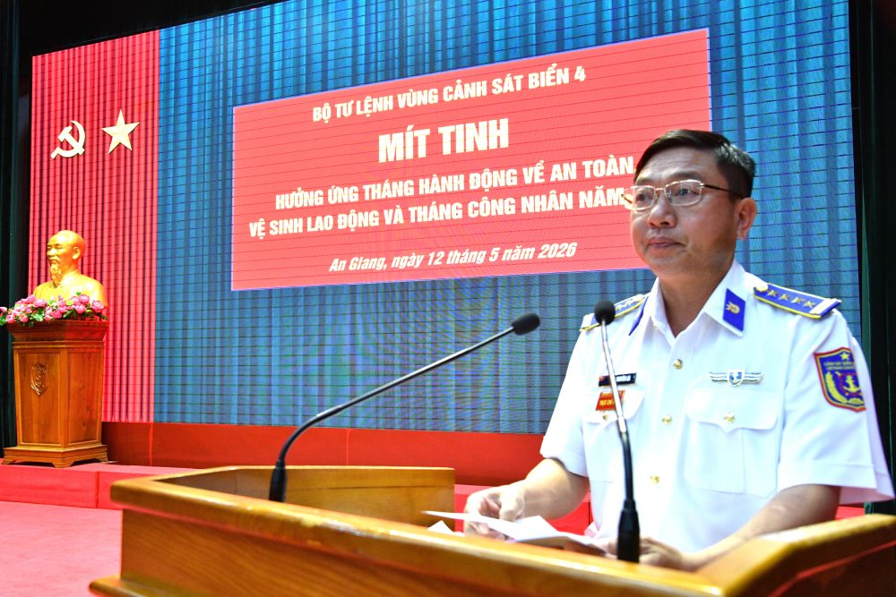 Colonel Tran Nguyen Lai, Deputy Commander - Chief of Staff of Coast Guard Region 4 Command, spoke at the Ceremony. Photo: Quang Vinh