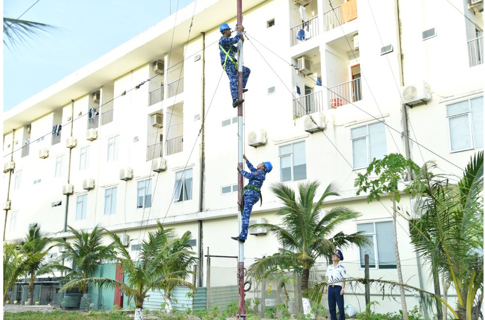 Cán bộ, chiến sĩ BTL Vùng bảo quản, bảo dưỡng ăng-ten thông tin. Ảnh: Quang Vinh