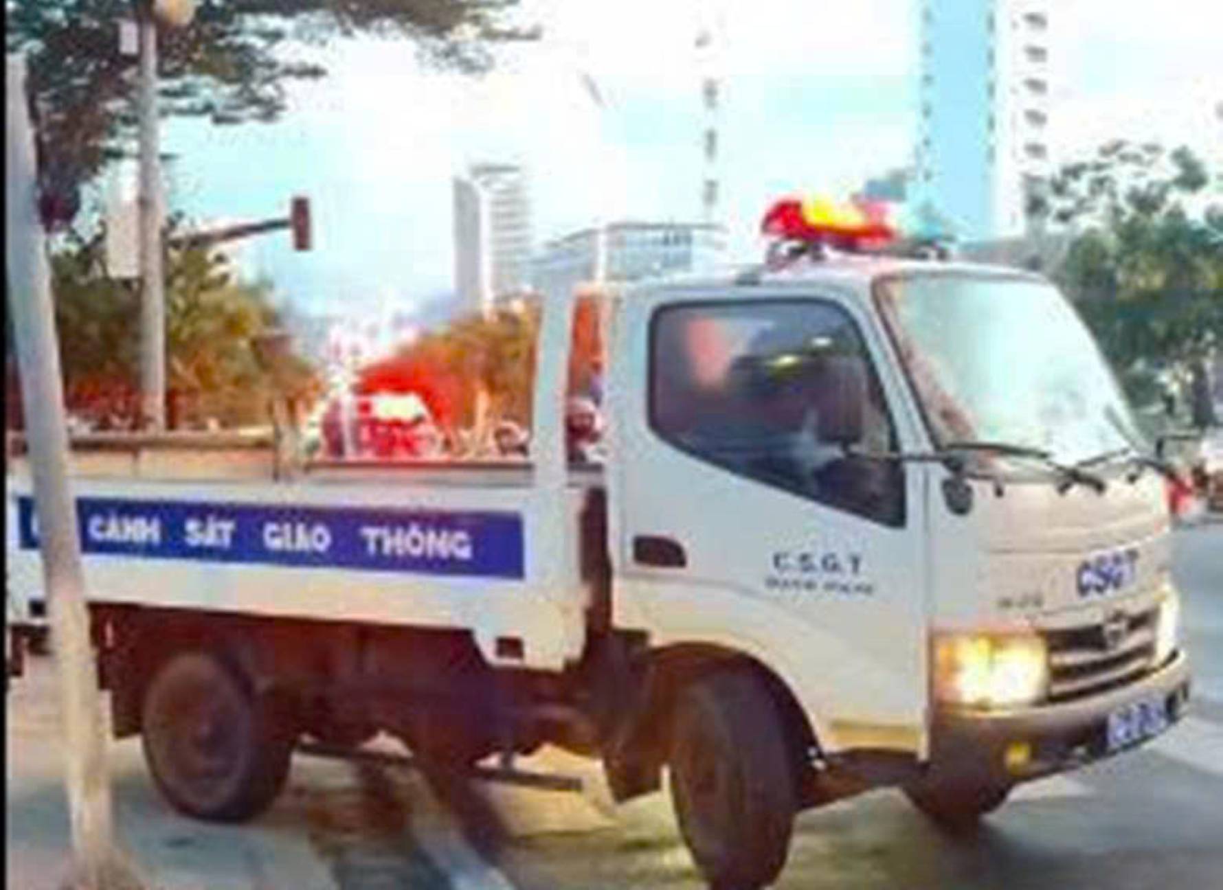 Officers and soldiers of the Patrol and Control Team of the Road Traffic Police Team, Traffic Police Department of Khanh Hoa Provincial Police quickly took the fainting male student to the emergency room. Photo: Khanh Hoa