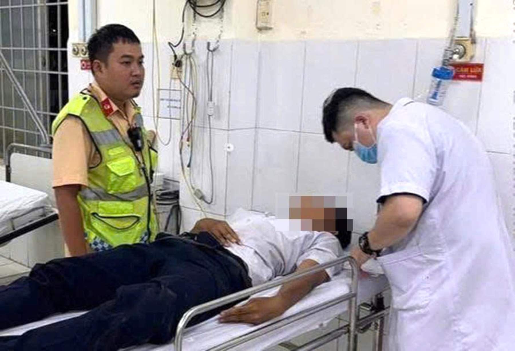 Nam sinh lớp 10 được cán bộ, chiến sĩ Tổ tuần tra kiểm soát thuộc Đội Cảnh sát giao thông đường bộ, Phòng CSGT Công an tỉnh Khánh Hòa đưa vào bệnh viện. Ảnh: CSGT Khánh Hòa