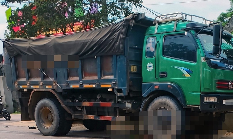 Scene of a truck collision with an electric motorbike, killing a mother and her child in Ha Tinh. Photo: Van Duc