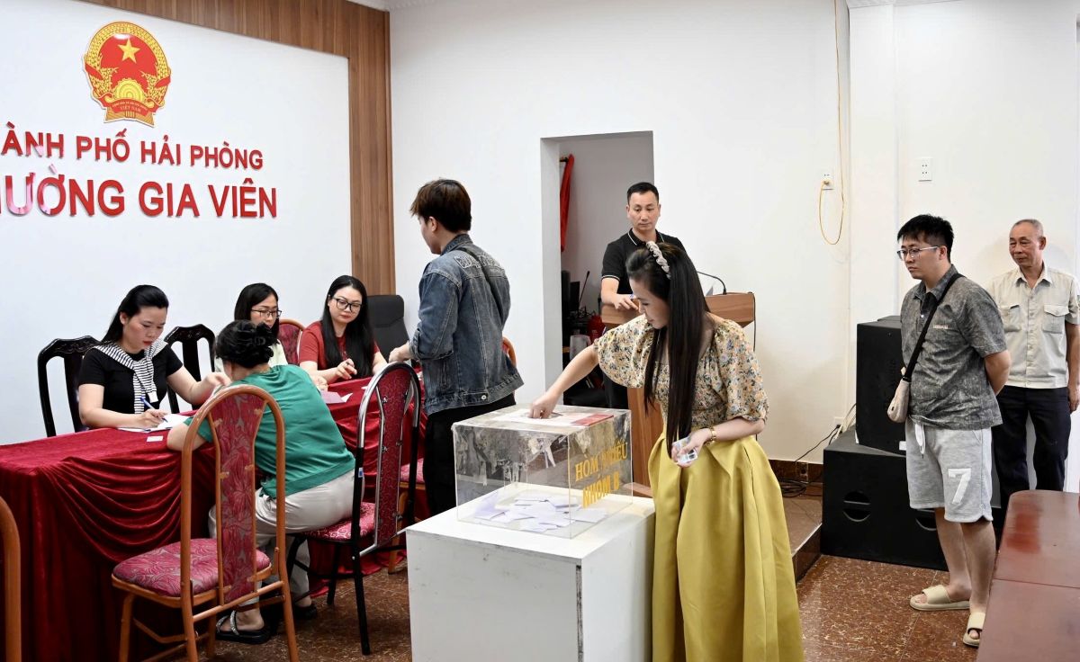 Households draw lots to determine the location of newly leased apartments. Photo: Hai Phong e-Portal