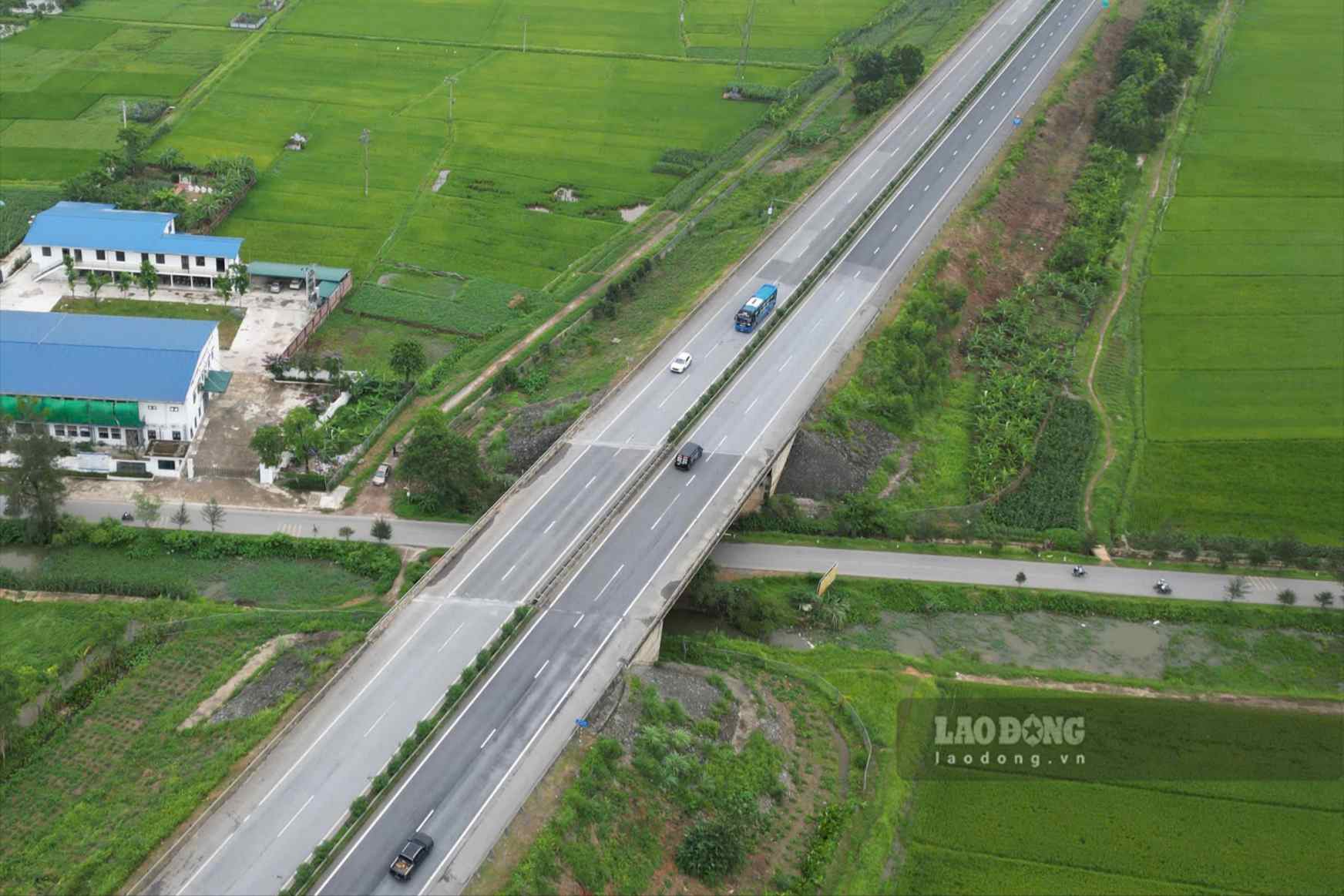 Cao tốc Nội Bài - Lào Cai đoạn qua địa bàn xã Cẩm Khê (giáp xã Tiên Lương). Ảnh: Tô Công