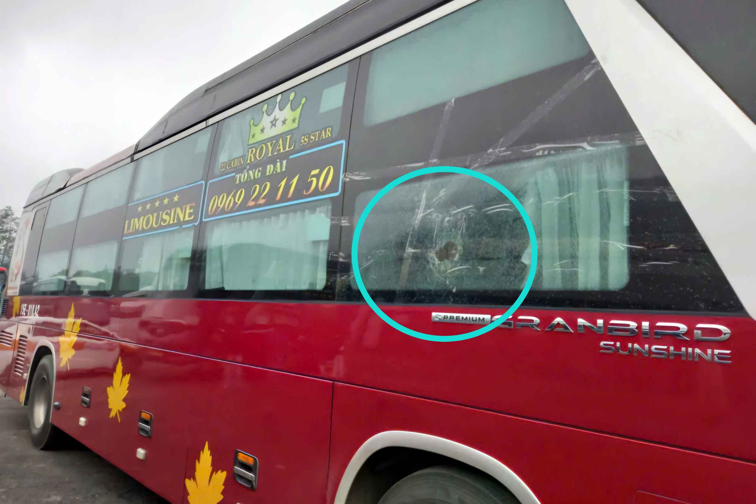 Many passenger cars were stoned while traveling on the Noi Bai - Lao Cai expressway. Photo: Bus company