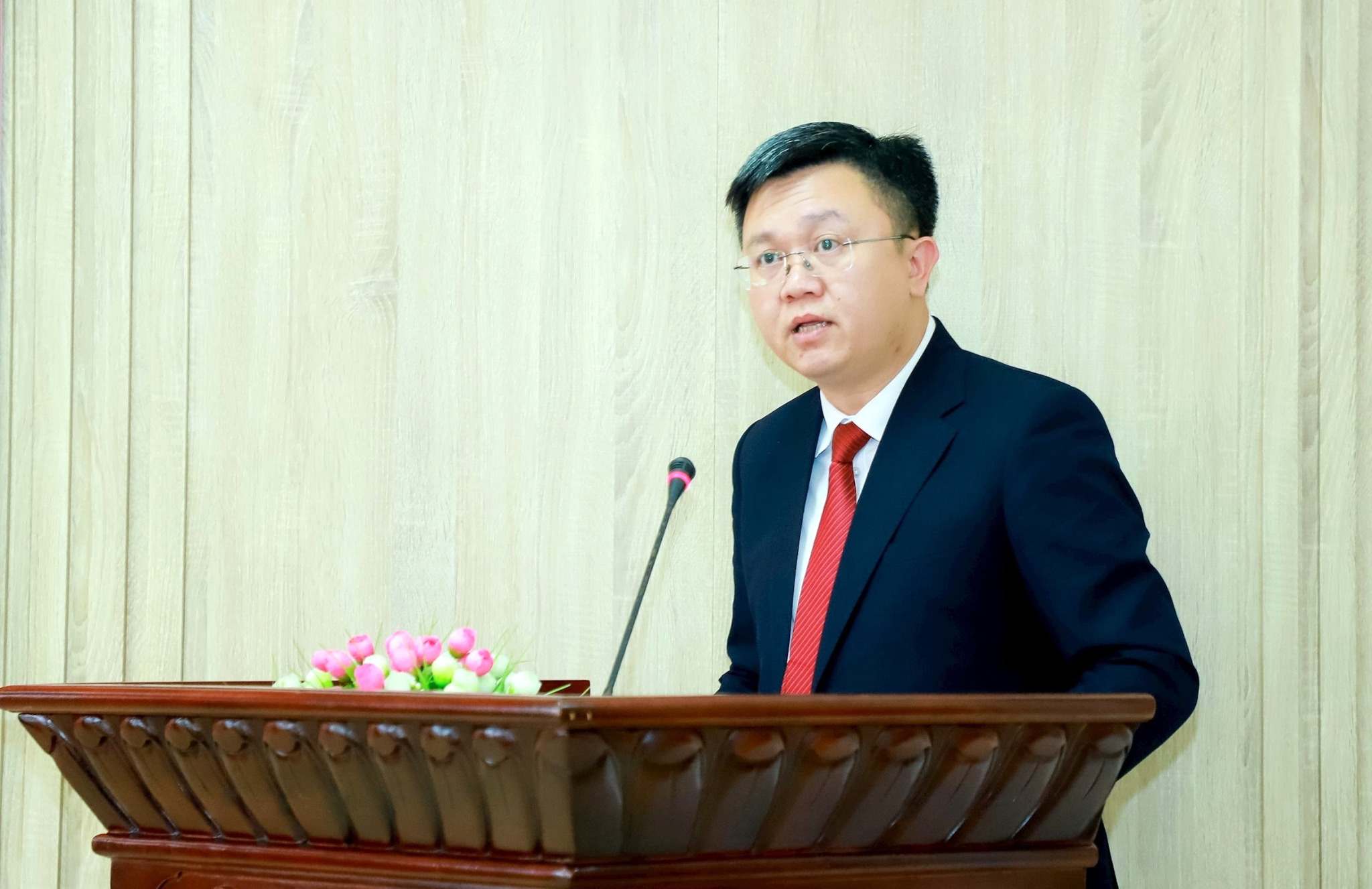 Mr. Vo Minh The - Standing Deputy Head of the Internal Affairs Committee of Nghe An Provincial Party Committee - was transferred and appointed as Secretary of the Party Committee of Dong Loc commune. Photo: Ngoc Anh