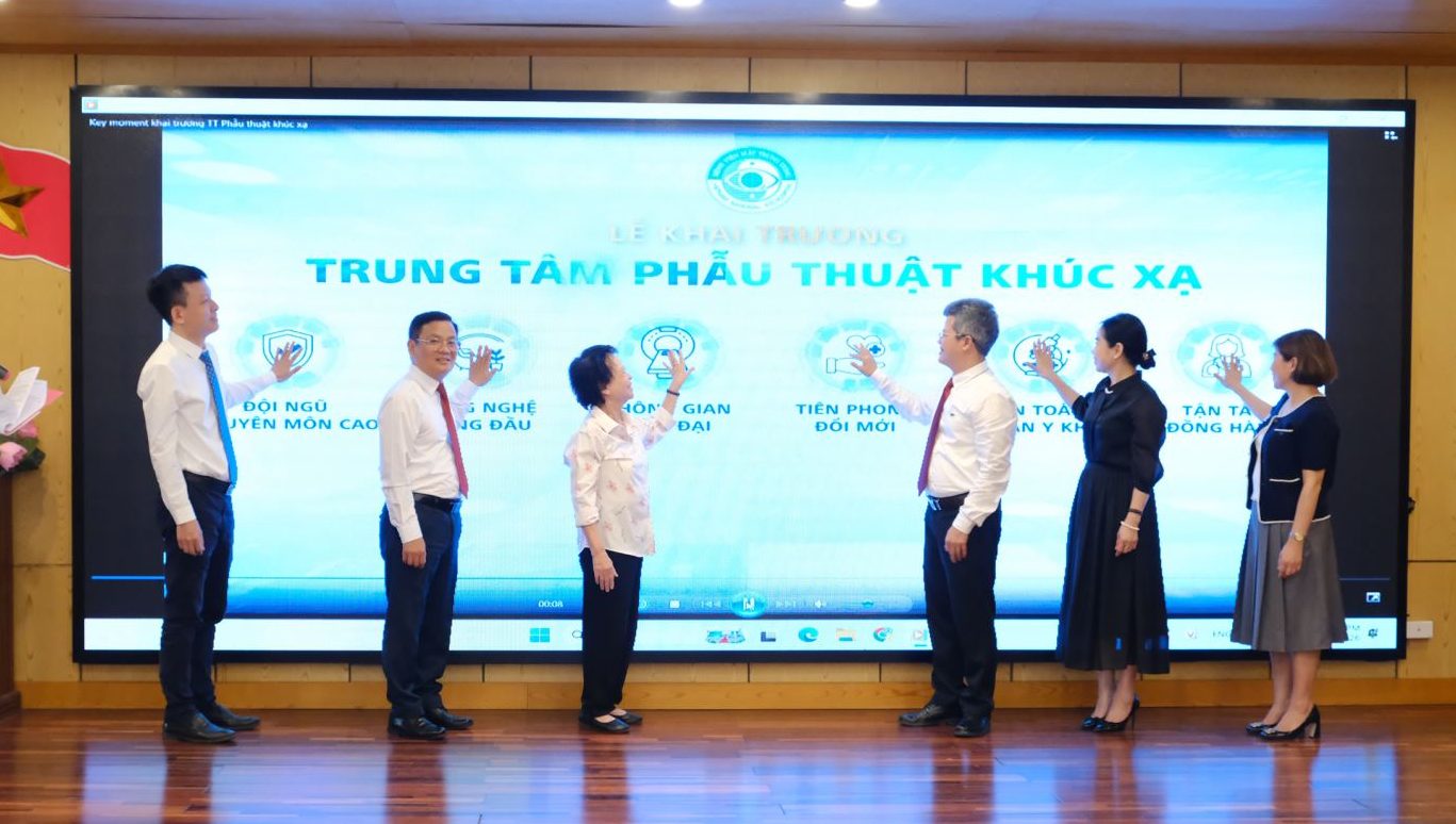 Khai trương Trung tâm Phẫu thuật Khúc xạ tiêu chuẩn quốc tế tại Bệnh viện Mắt Trung ương. Ảnh: Xuân Hồng 