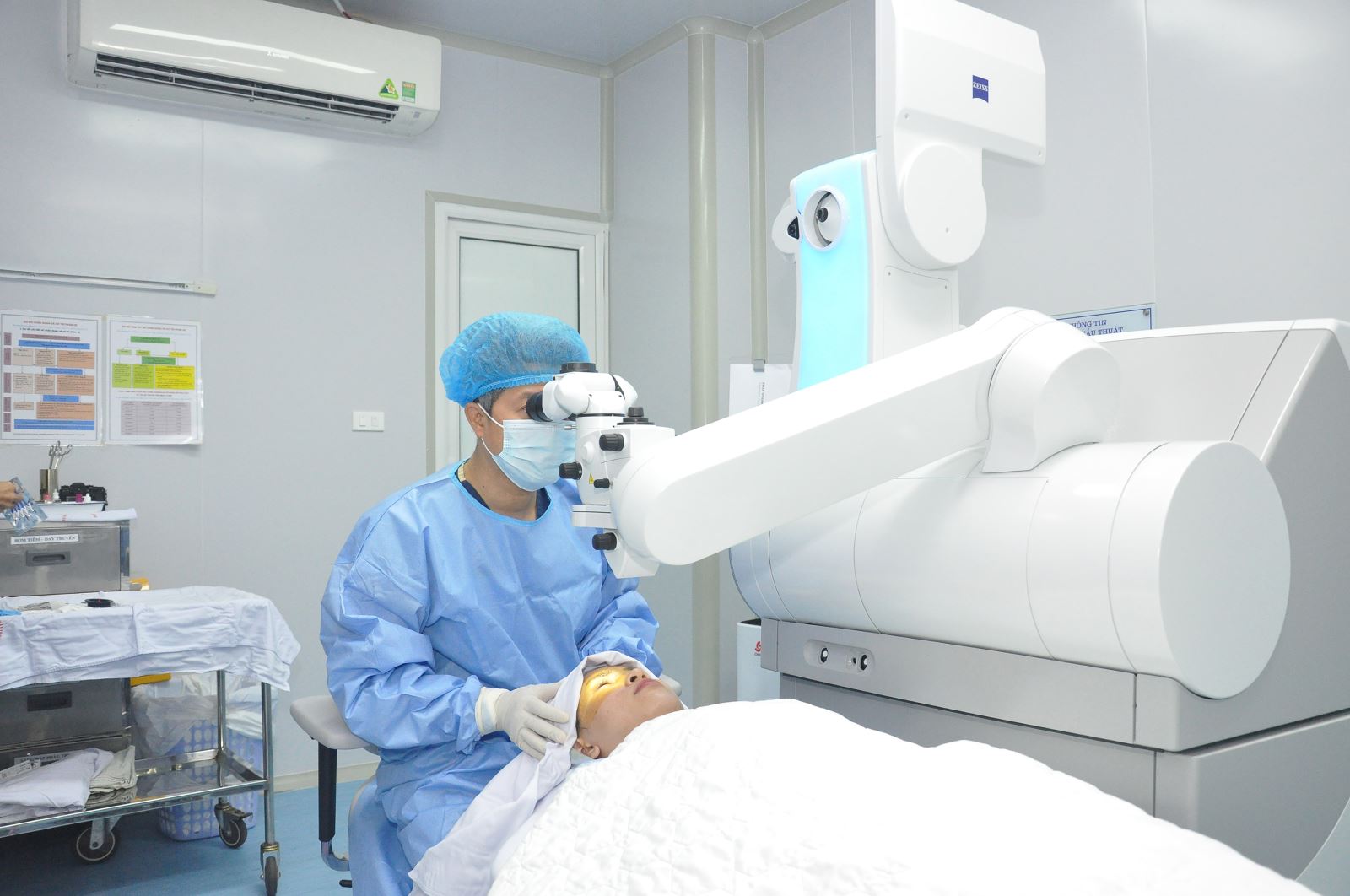 Refractional errors increase in children, many students face the risk of poor eyesight. Photo: Xuan Hong