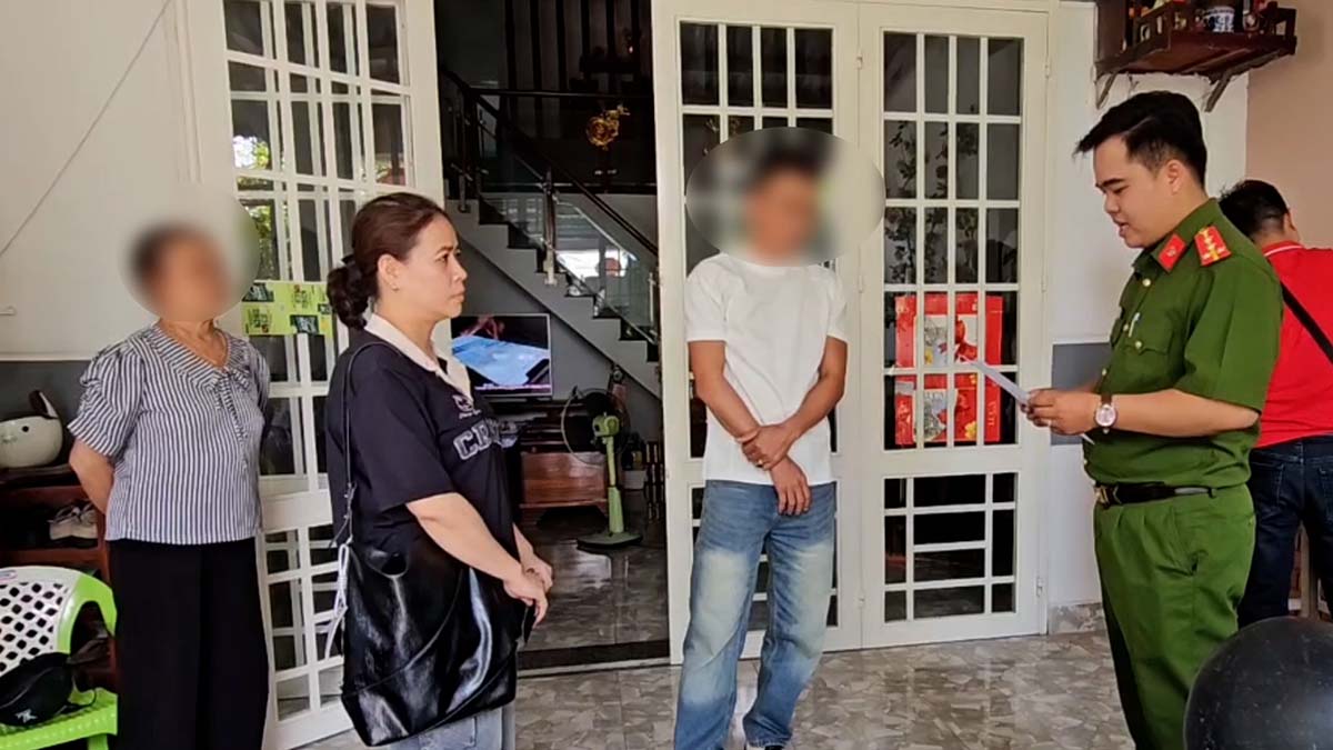 Cracking down on a group of usuriers hiding under the guise of online hui to profit billions of dong. Photo: Police provided