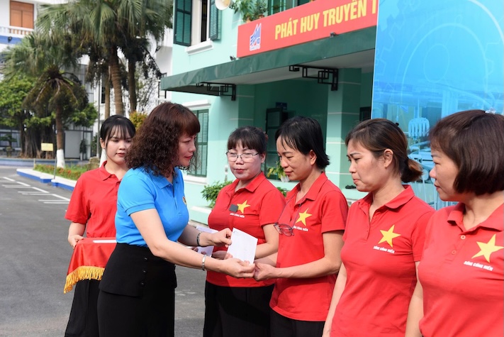 La Sra. Nguyen Thi Dao - Presidenta del Sindicato de la Corporación General May 10 - entrega apoyo a los trabajadores - una actividad en el Mes del Trabajador 2026. Foto: CĐTCT