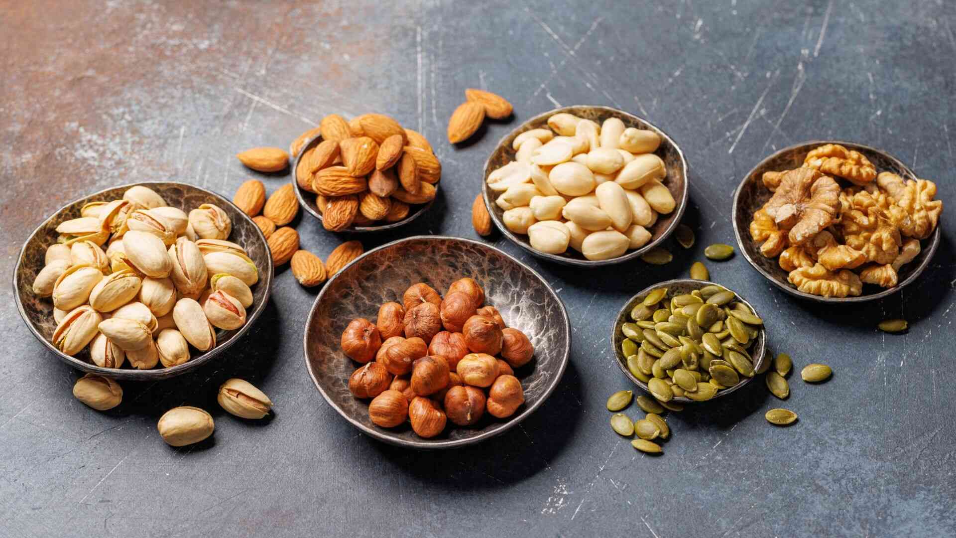 Việc lựa chọn đúng các loại hạt hỗ trợ kiểm soát axit uric, giúp cơ thể tăng cường đào thải độc tố và xoa dịu các cơn đau khớp hiệu quả. Ảnh: Canva