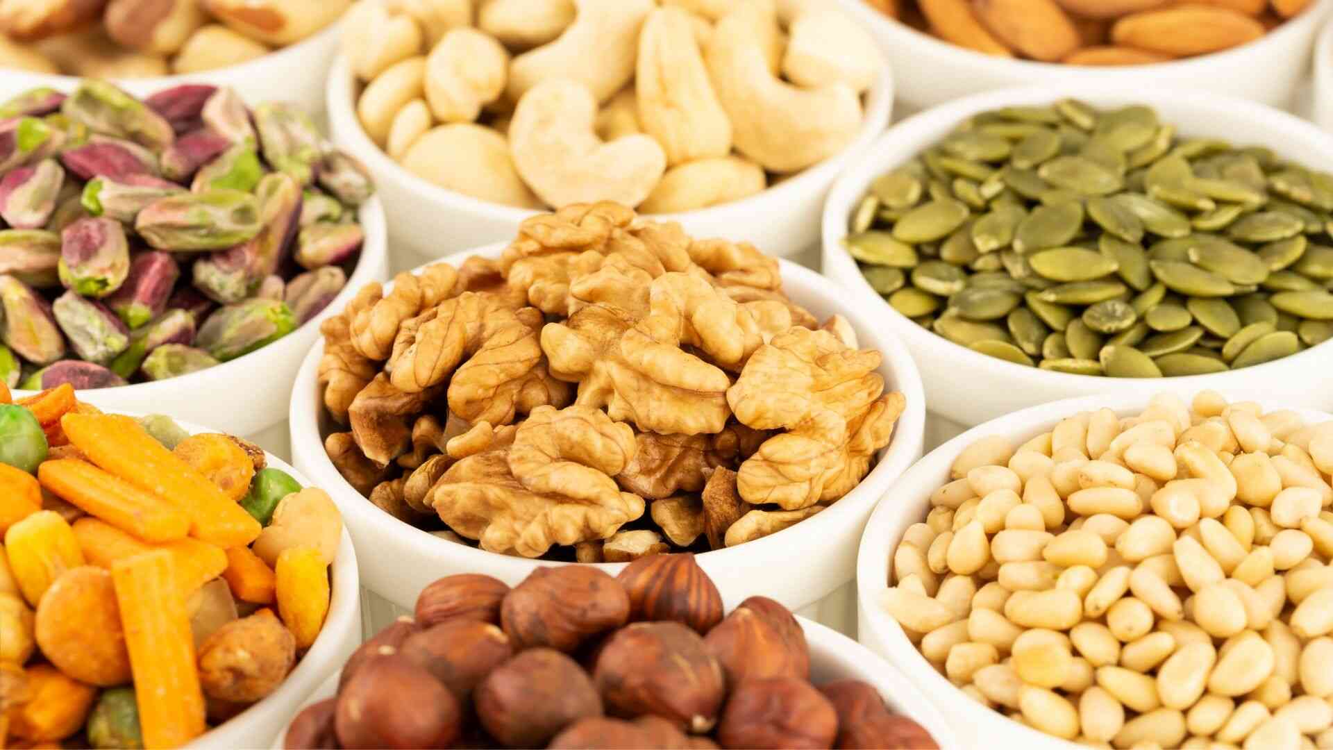 食物繊維とオメガ3脂肪酸が豊富なナッツ類は、血中尿酸値を上昇させることなく、必須栄養素を供給するのに役立ちます。写真:Canva
