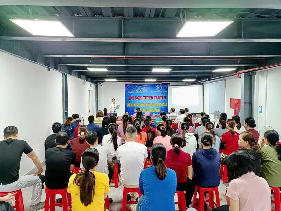 Gai Wach Ha Tinh International Costume Co., Ltd. propagates and guides the implementation of social insurance and unemployment insurance policies for employees. Photo: Ha Tinh Trade Union