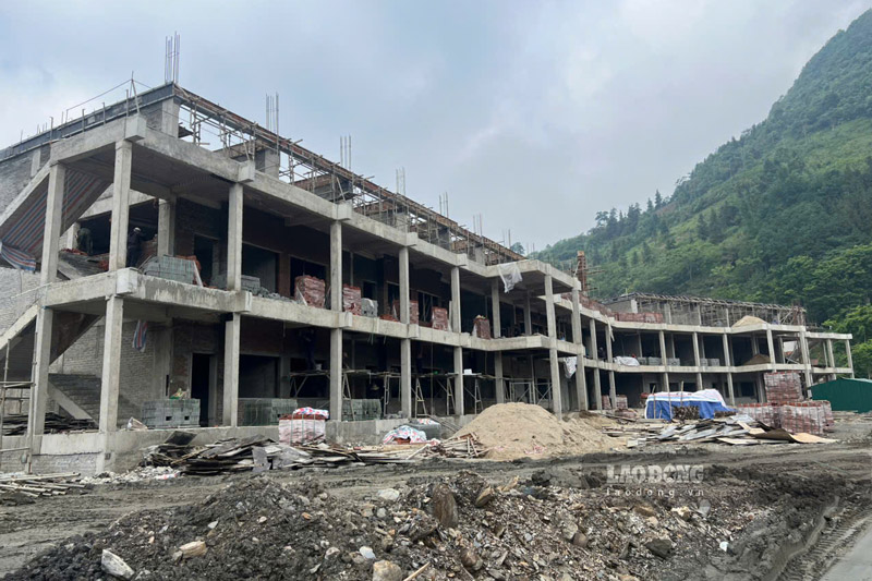 Hình khối các dãy nhà của trường phổ thông nội trú cũng đã hiện diện. Ảnh: Đinh Đại