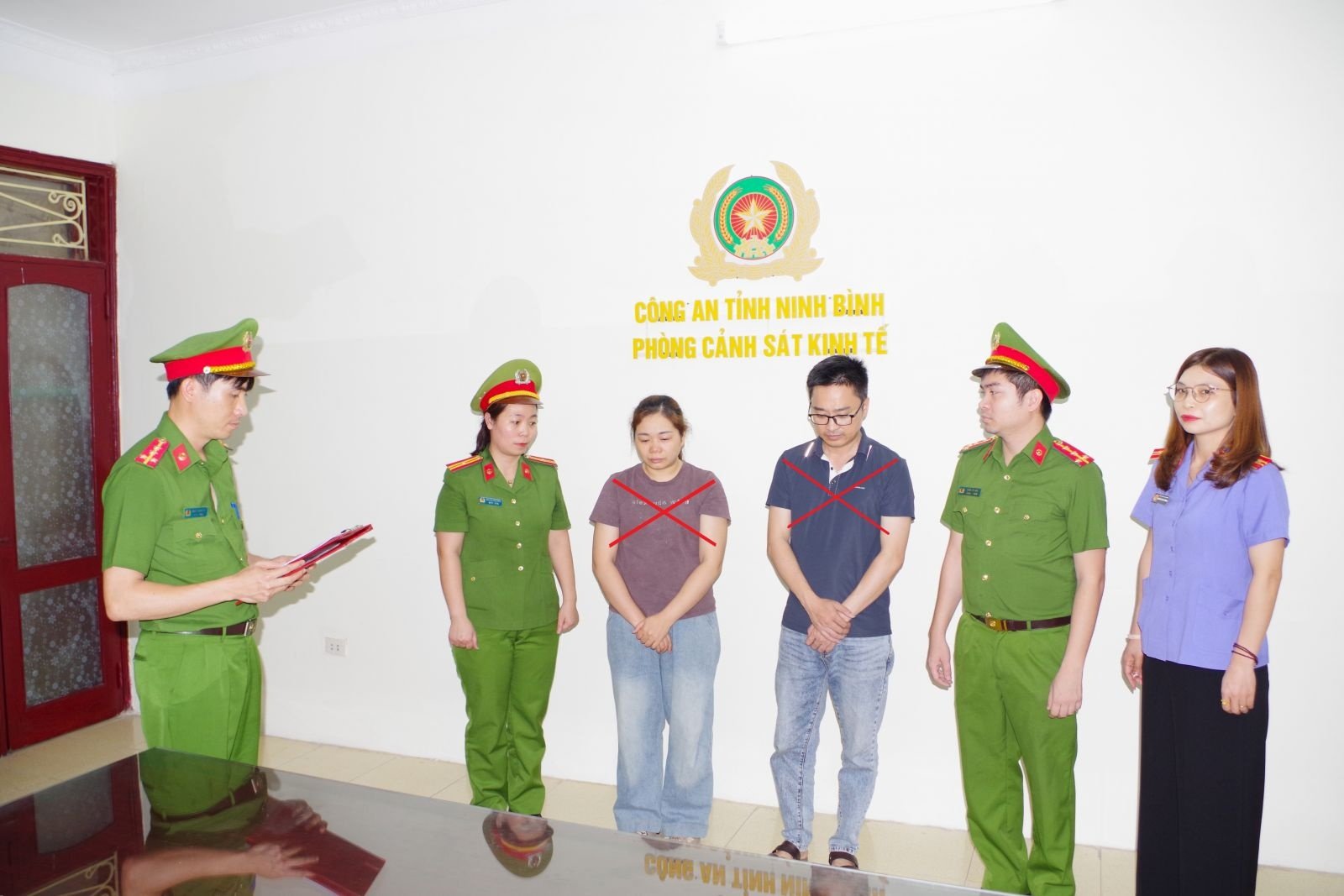 Đối tượng Nguyễn Tư Duy và Lê Thị Lan Anh bị khởi tố, bắt tạm giam về hành vi “Làm giả tài liệu của cơ quan, tổ chức”. Ảnh: Diệu Anh