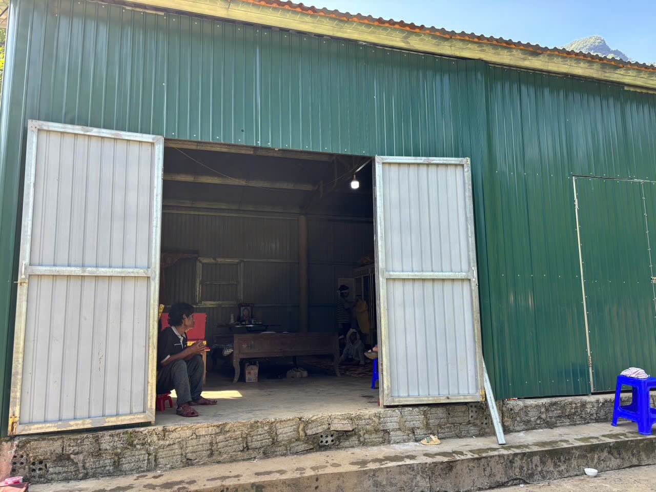 Người nhà lo hậu sự cho nạn nhân. Ảnh: Hải Thanh