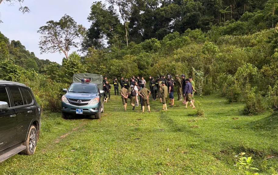 During the search, functional forces discovered a pair of sandals suspected to belong to a person involved in the incident. Photo: Hai Thanh