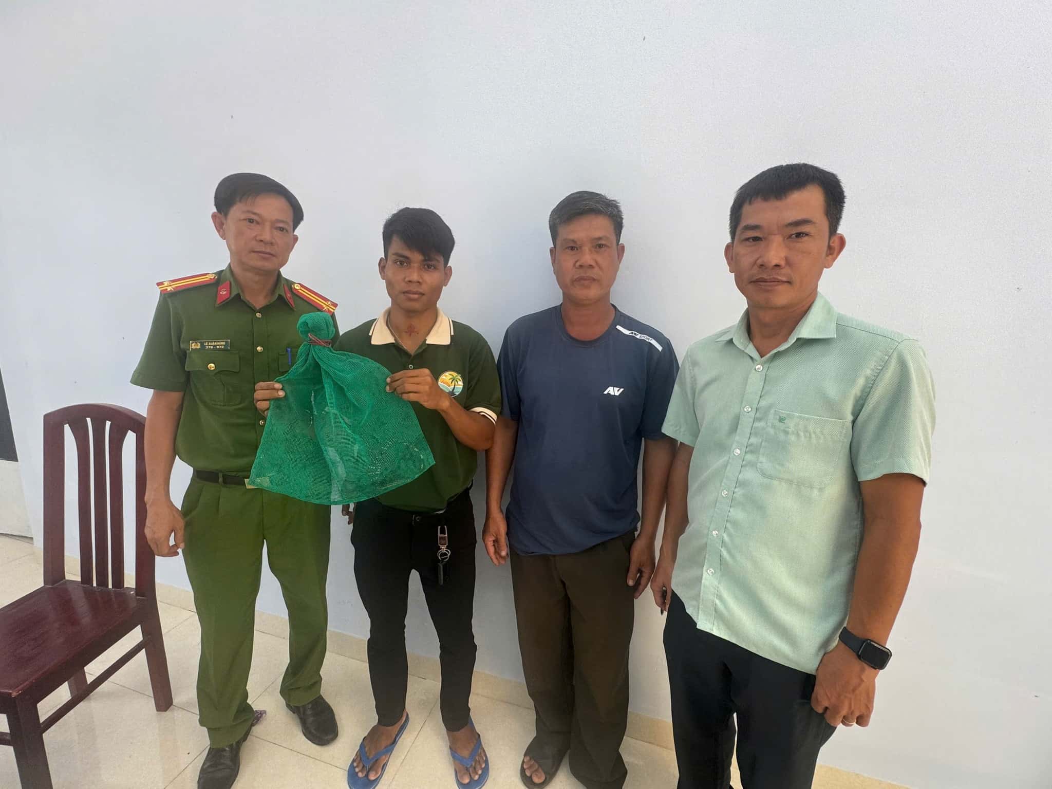 People hand over the carp individual discovered in the middle of the road to functional agencies. Photo: Police provided