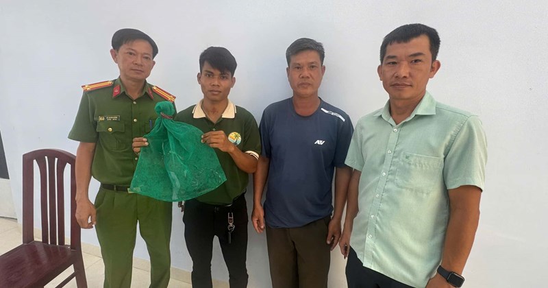 Phát hiện trăn giữa đường, thanh niên giao nộp cho cảnh sát