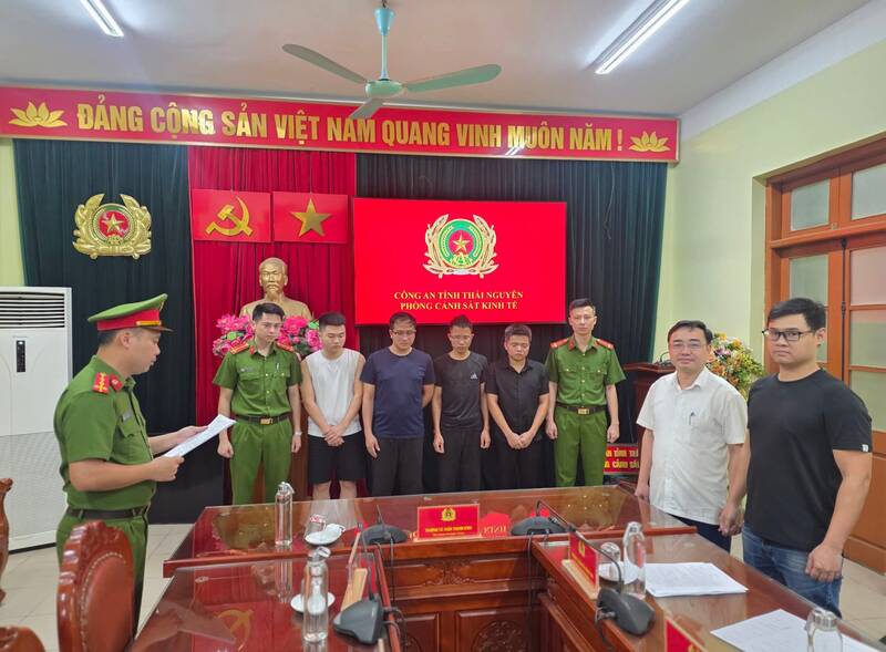 Lực lượng chức năng ra quyết định khởi tố vụ án, tạm giam 4 tài xế taxi. Ảnh: Công an Thái Nguyên