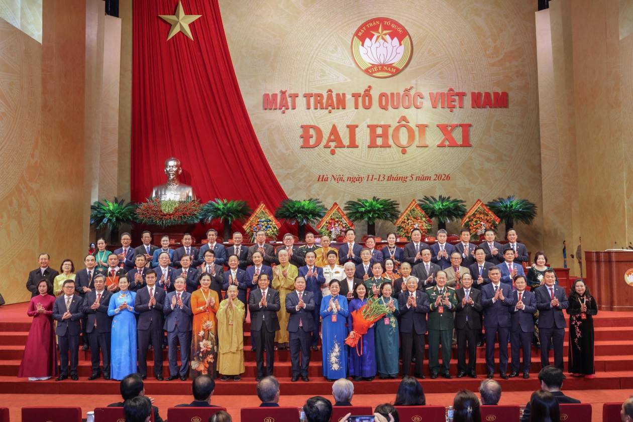 70 people participating in the Presidium of the 11th Central Committee of the Vietnam Fatherland Front launched the Congress. Photo: Quang Vinh.