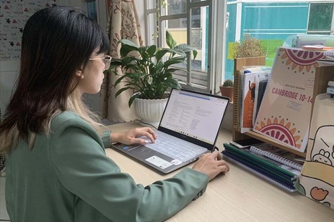 長時間連続して座って働く習慣は、静かに血液循環を低下させ、静脈瘤のリスクを高めます。写真:タイン・タイン