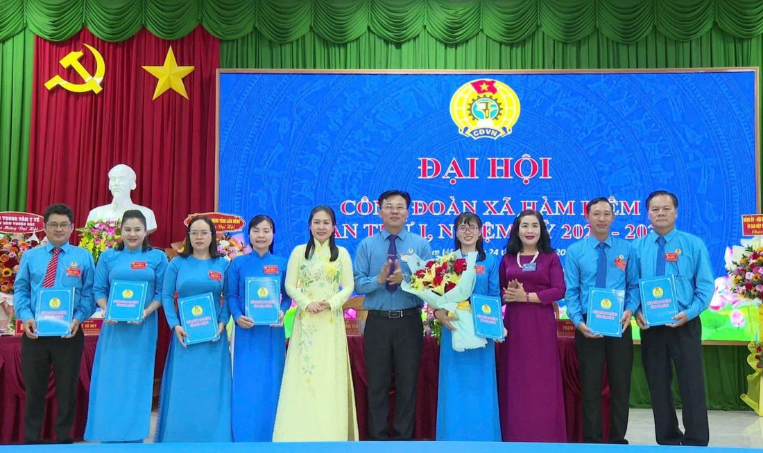 Lãnh đạo Liên đoàn Lao động tỉnh Lâm Đồng chúc mừng Đại hội Công đoàn xã Hàm Liêm. Ảnh: Duy Tuấn 