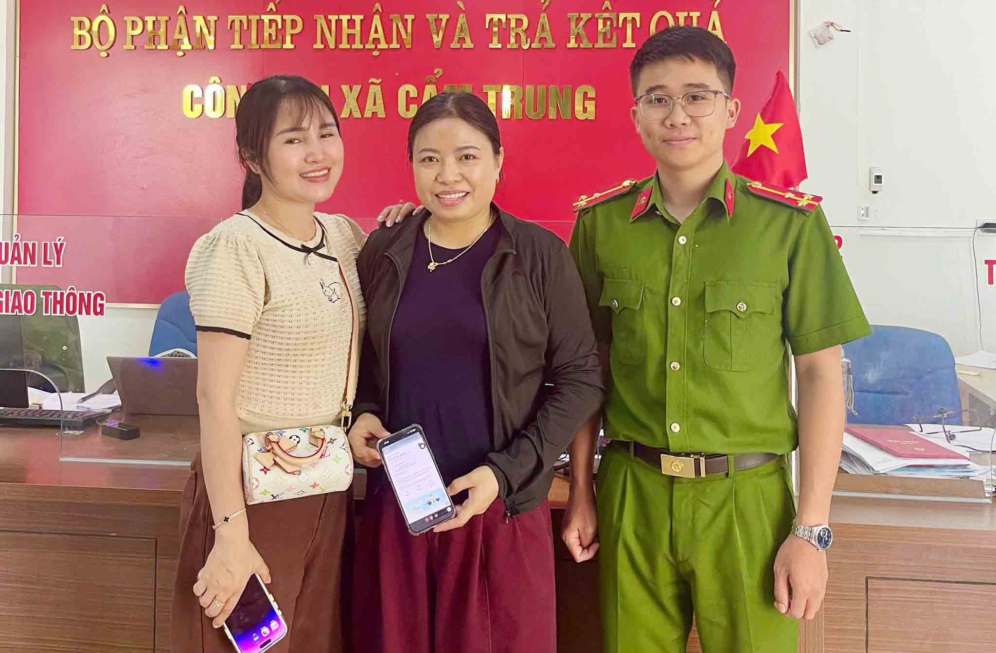 Ms. Tuyet (wearing black shirt) transferred more than 30 million VND back to Ms. Huong. Photo: Ha Tinh Police
