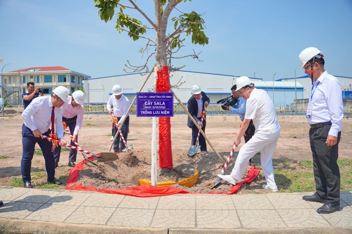 Lãnh đạo tỉnh Tây Ninh trồng cây lưu niệm tại nhà máy. Ảnh: SOFAVI