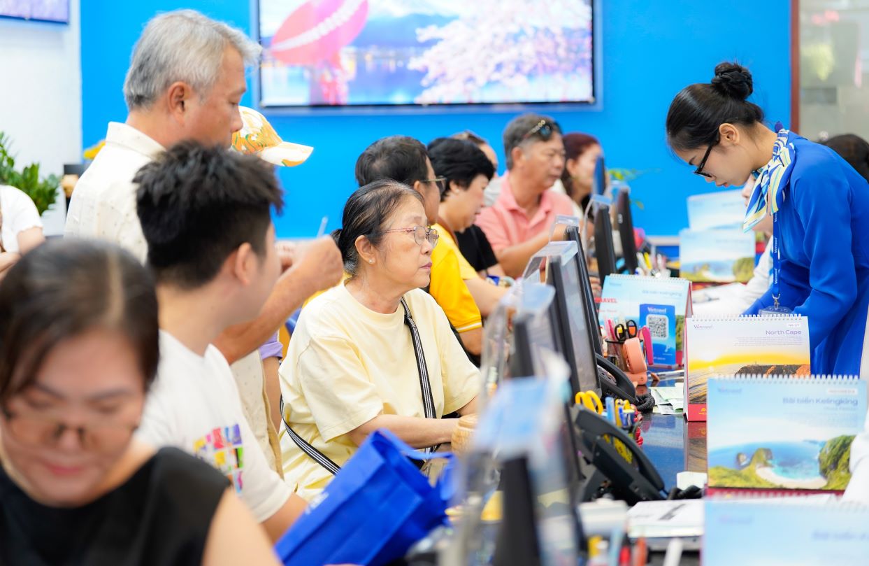Du khách nghe tư vấn về tour hè 2026 cùng chương trình ưu đãi kích cầu. Ảnh: Đơn vị cung cấp