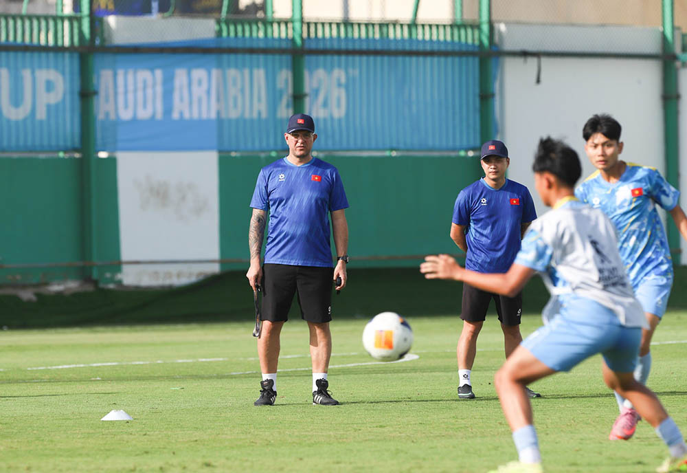 U17 Vietnam coaching staff review tactical options before kick-off. Photo: VFF