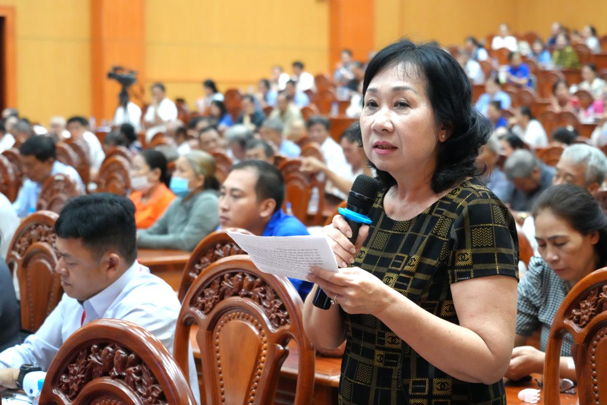 Cử tri phường Long Hương nêu ý kiến tại hội nghị tiếp xúc cử tri. Ảnh: Thành An