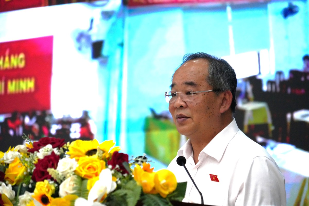Ông Lê Khánh Hải - Ủy viên Trung ương Đảng, Chủ nhiệm Văn phòng Chủ tịch nước - phát biểu tại hội nghị tiếp xúc cử tri ở TPHCM. Ảnh: Thành An