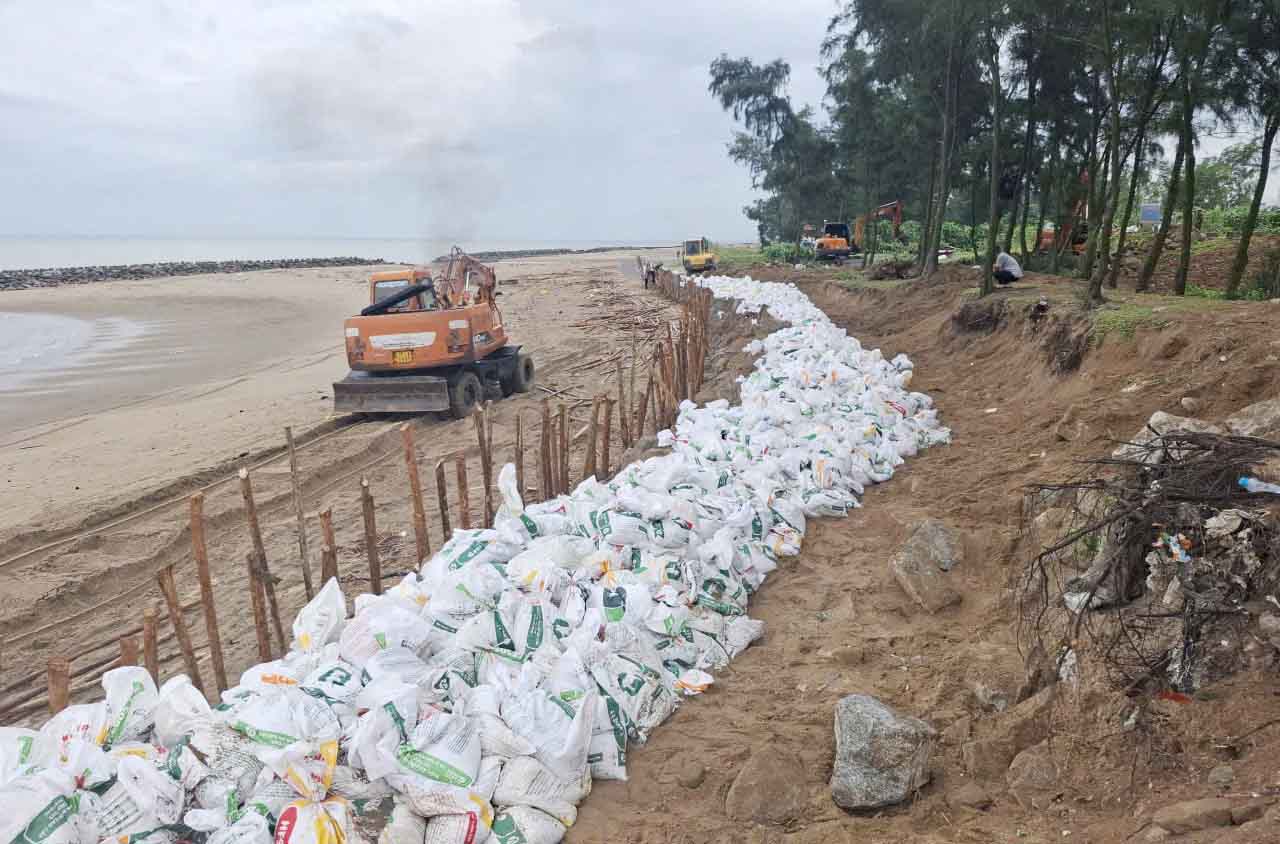 Hình ảnh gia cố tạm tuyến đê Hội Thống ở xã Đan Hải đợt mưa bão cuối năm 2025. Ảnh: Trần Tuấn
