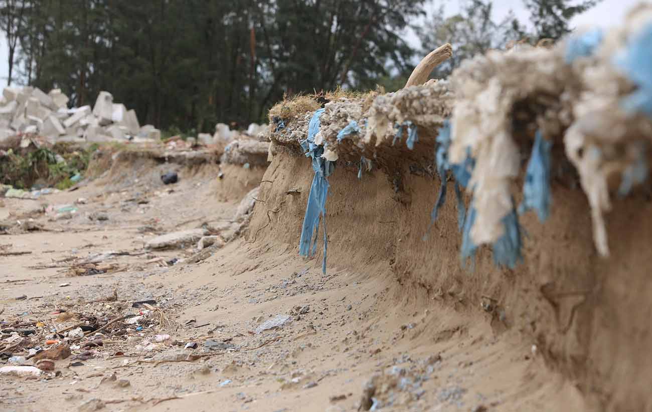 The eroded Hoi Thong sea dyke will be implemented with an upgrade project worth about 550 billion VND. Photo: Tran Tuan