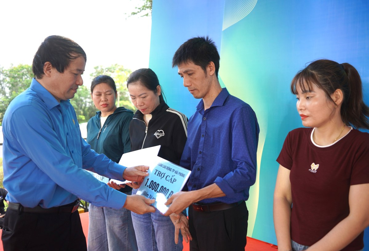 Leaders of Hai Phong City Labor Federation award allowances to workers in difficult circumstances on the occasion of Workers' Month 2026. Photo: Mai Dung