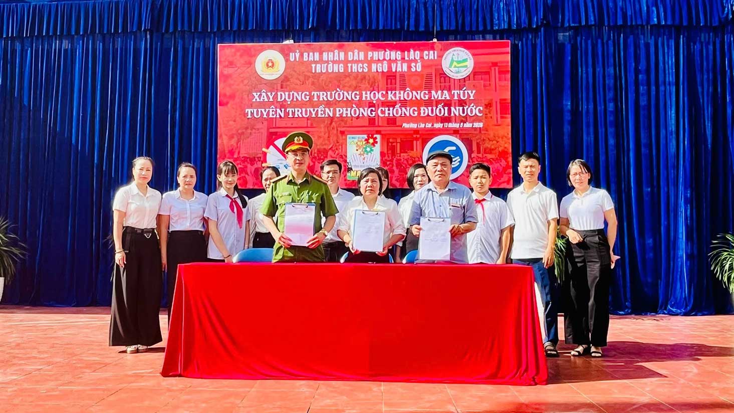 Nhà trường, lực lượng Công an và đại diện địa phương ký cam kết xây dựng “Trường học không ma túy”.